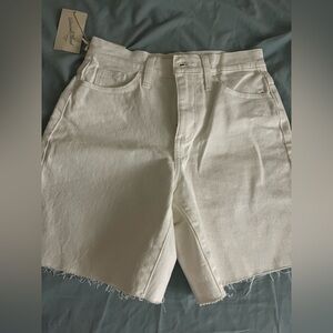 Universal Thread Bermuda Shorts Women Size 0 Off White Slim Hip Leg